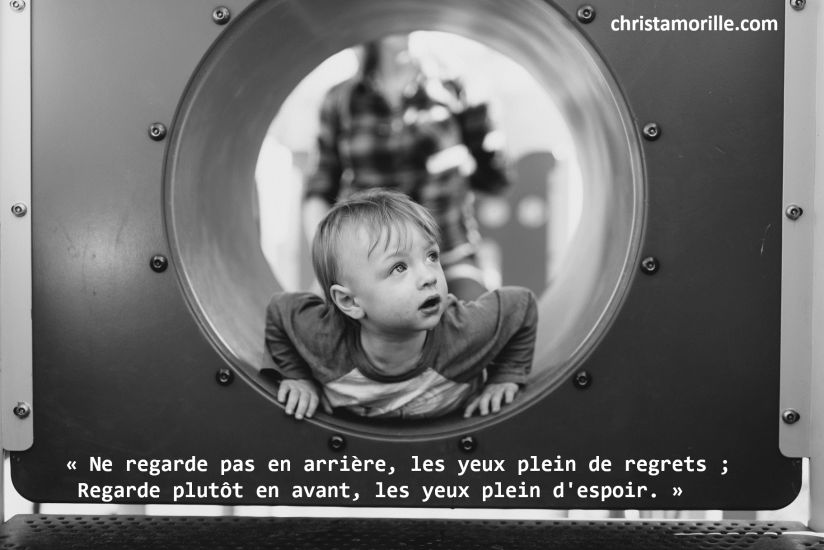 2016-11-28-ne-regarde-pas-en-arriere-les-yeux-plein-de-regrets-regarde-plutot-en-avant-les-yeux-plein-despoir